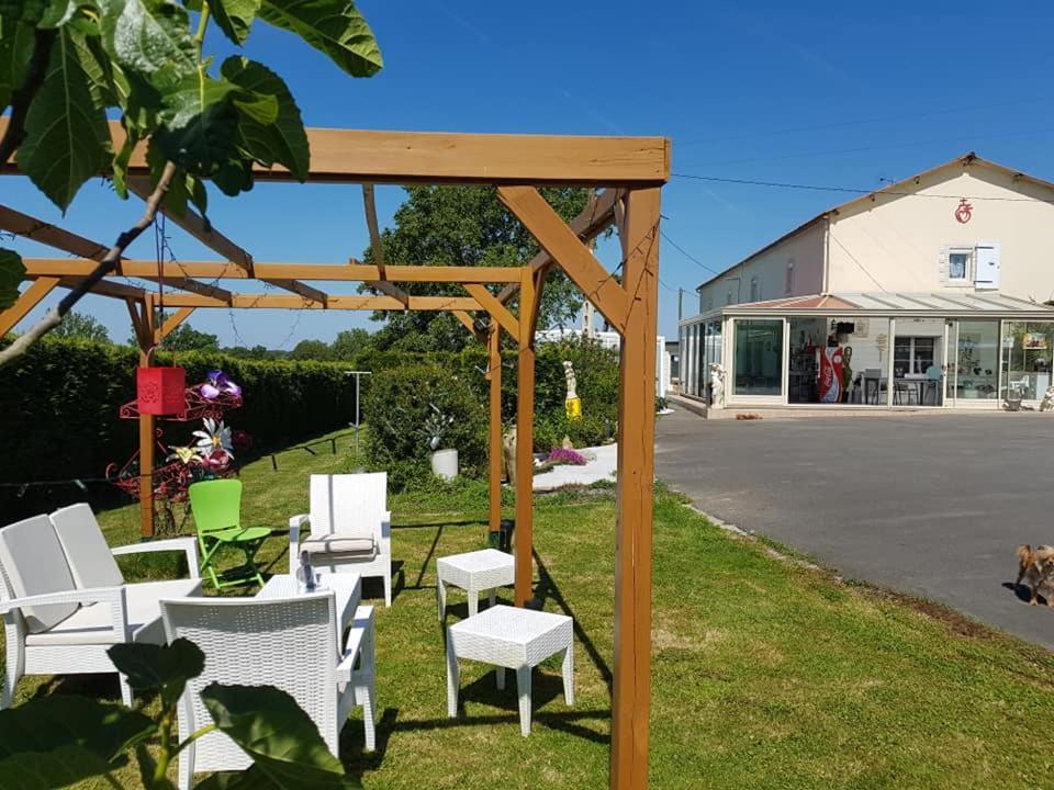 לינה וארוחת בוקר Les Essarts  Chez Val Et Fred 85 מראה חיצוני תמונה